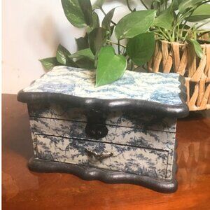 🎨✨ Antique Decorative Ceramic Jewelry Box 🗝️✨  🌿